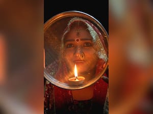 करवा चौथ व्रत में पानी की कमी से आ सकता है चक्कर, इन टिप्स से रहें हाइड्रेटेड