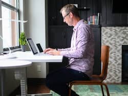 एक ही जगह बैठे हुए देर तक काम करना है सेहत को पहुंचाता है नुकसान