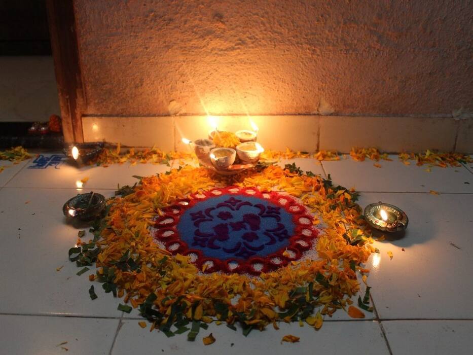 दिवाली में ब्लड शुगर और मोटापे से अब नहीं लगेगा डर, जमकर खाएं मिठाई बस मानें ये 3 एक्सपर्ट टिप्स
