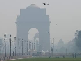 फिर से जानलेवा हो रहा दिल्ली एन.सी.आर. का प्रदूषण स्तर, धुंध के साथ हो रही दिन की शुरुआत