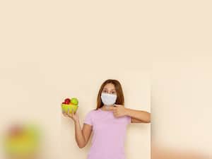 पॉल्यूशन में बीमार नहीं पड़ना चाहते तो आज ही शुरू करें इन 8 चीजों का सेवन