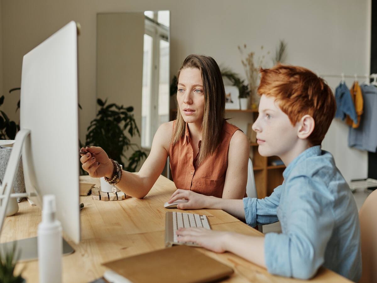 Distracted Parenting Can Be Problematic, Know 8 Ways To Fix It - Vimarsana News