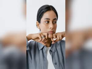 8 Benefits of Massaging Coconut Oil on Your Face