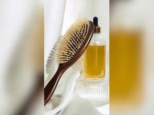 8 Ways to Use Castor Oil for Skin and Hair