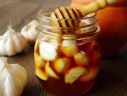 सुबह-सुबह खाली पेट शहद में डूबे लहसुन का करें सेवन, गले में खराश से लेकर मोटापा हो जाएंगी छूमंतर