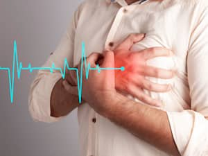 7 SYMPTOMS YOUR BODY GIVES BEFORE A HEART ATTACK 