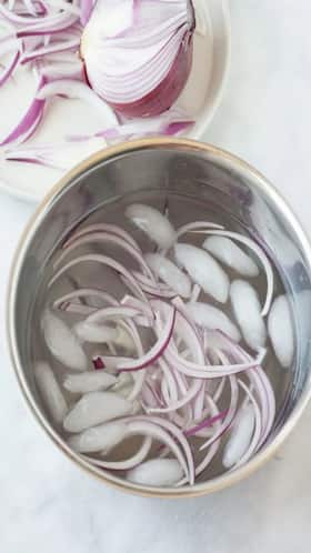 Side Effects of Eating Raw Onions Side Effects of Eating Raw Onions
