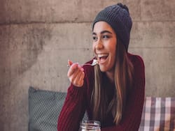 सर्दियों में रोज करें इन 5 गर्म तासीर वाली चीजों का सेवन, कड़ाके की ठंड में भी शरीर बना रहेगा अंदर से गर्म