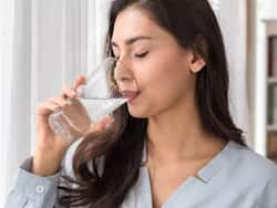 सुबह उठकर रोजाना खाली पेट एक गिलास पानी पीने से पेट को मिलेंगे एक साथ ये 4 फायदे