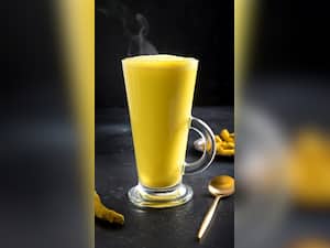 ये लोग भूलकर भी न पिएं हल्दी वाला दूध