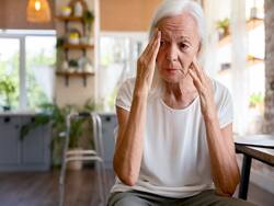Dementia: दिमाग को अंदर ही अंदर खा जाएगी ये बीमारी, जानें क्या है डिमेंशिया के लक्षण व इलाज