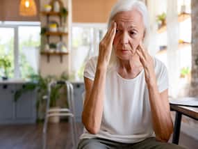 Dementia: दिमाग को अंदर ही अंदर खा जाएगी ये बीमारी, जानें क्या है डिमेंशिया के लक्षण व इलाज