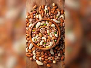 गरीबों का बादाम कहा जाता है ये ड्राई-फ्रूट, सर्दियों में जमकर खाते हैं लोग