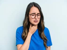सर्दी-खांसी और गले में दर्द से हैं परेशान? आपके किचन में पड़ी ये 2 चीजें हैं इनकी अचूक दवा,जान लें सेवन का तरीका