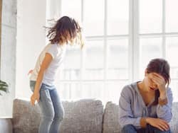 मां-बाप की ये गलतियां तोड़ देती हैं बच्चे का मनोबल, बच्चे बन सकते हैं जिद्दी, कहीं आप तो नहीं करते ये मिस्टेक्स