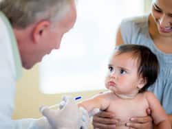 बच्चों को वैक्सीन लगवाने के बाद दर्द और सूजन कम करने के लिए अपनाएं ये उपाय, जल्द मिलेगी राहत