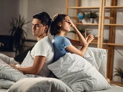 रिश्तों में बहुत जल्दी तनाव पैदा कर सकती हैं ये 4 बातें, इन गलतियों से आने लगती है रिश्ते टूटने की नौबत