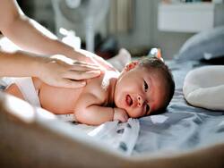 बच्चों की मालिश के लिए कौन सा तेल है बेस्ट? सर्दियों में इस तेल से करें बच्चों की मालिश, शरीर में आएगी दोगुनी ताकत