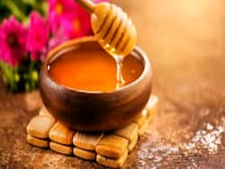 ये है सर्दियों में शहद खाने का सही तरीका, खांसी जुकाम होगा छूमंतर और पाचन भी होगा दुरुस्त