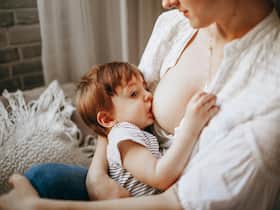 Breast Feeding Vs Bottle Feeding: Let Us Understand The Pros And Cons Of Both Methods Breast Feeding Vs Bottle Feeding: Let Us Understand The Pros And Cons Of Both Methods