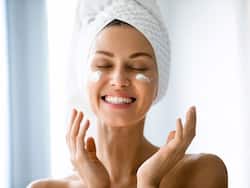 सर्दियों में नहाने के बाद चेहरे पर लगाएं ये 5 चीज, चार गुना बढ़ जाएगी चेहरे की चमक