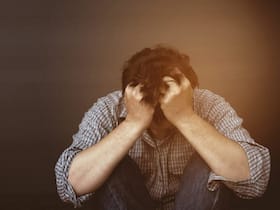 क्या आपका दोस्त करता है सुसाइड करने की बात? सुसाइडल thoughts से अपनों को बाहर निकालने में ऐसे करें उनकी हेल्प