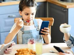 बेड पर लेटते ही गहरी नींद में सो जाएगा बच्चा, फिजिकल और मेंटल हेल्थ के लिए है यह जरूरी