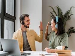 ऑफिस से घर आने के बाद चिड़चिड़ा रहता है आपका पार्टनर? इन 3 टिप्स से करें उनके मूड को फ्रेश