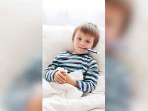 छोटे बच्चों में बदलते मौसम की बीमारी के 8 लक्षण