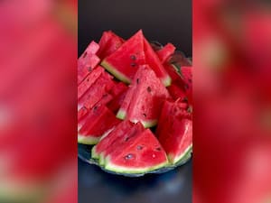 महिलाओं के लिए गर्मियों में तरबूज खाने के 8 हेल्दी कारण