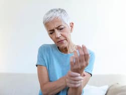 पेट को हेल्दी रखकर हड्डियों को किया जा सकता है मजबूत, जानिए हड्डियों और आंतों के बीच संबंध