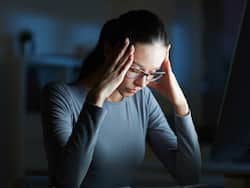 जानलेवा है घंटों कुर्सी पर बैठे रहना, 30 प्रतिशत तक बढ़ जाता है मौत का खतरा