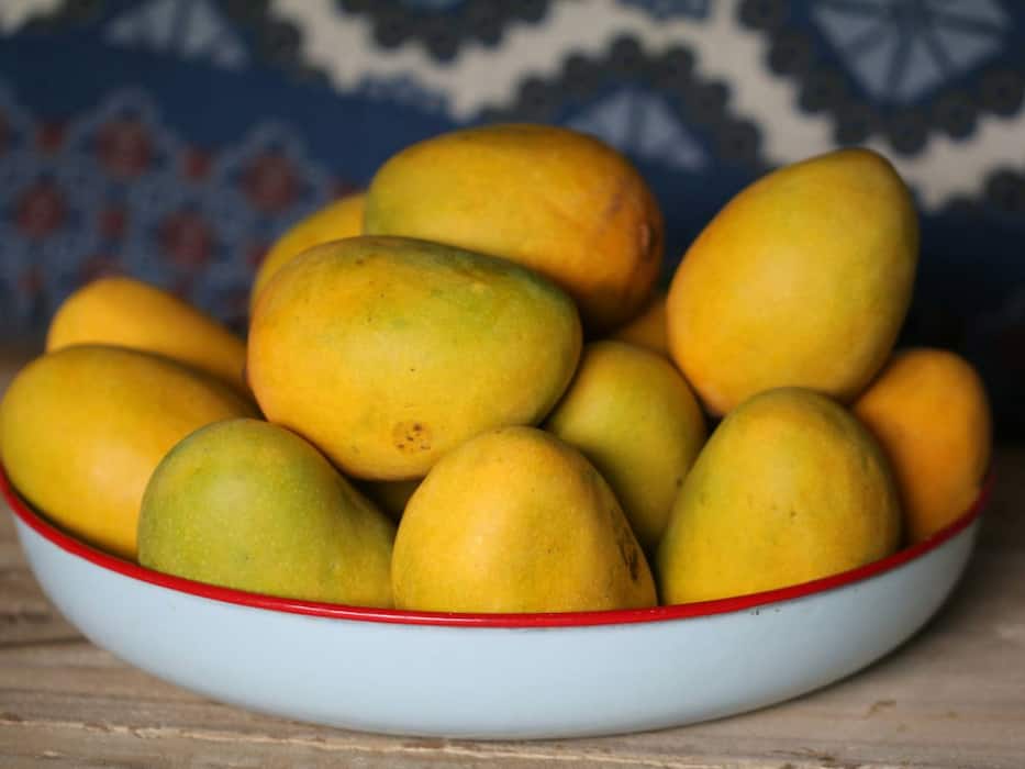 Benefits of Soaking Mango in Water Before Eating