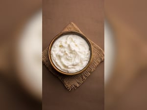 Dahi Khane Ke Fayde: गर्मियों में रोज दही खाने से मिलेंगे ये 7 फायदे