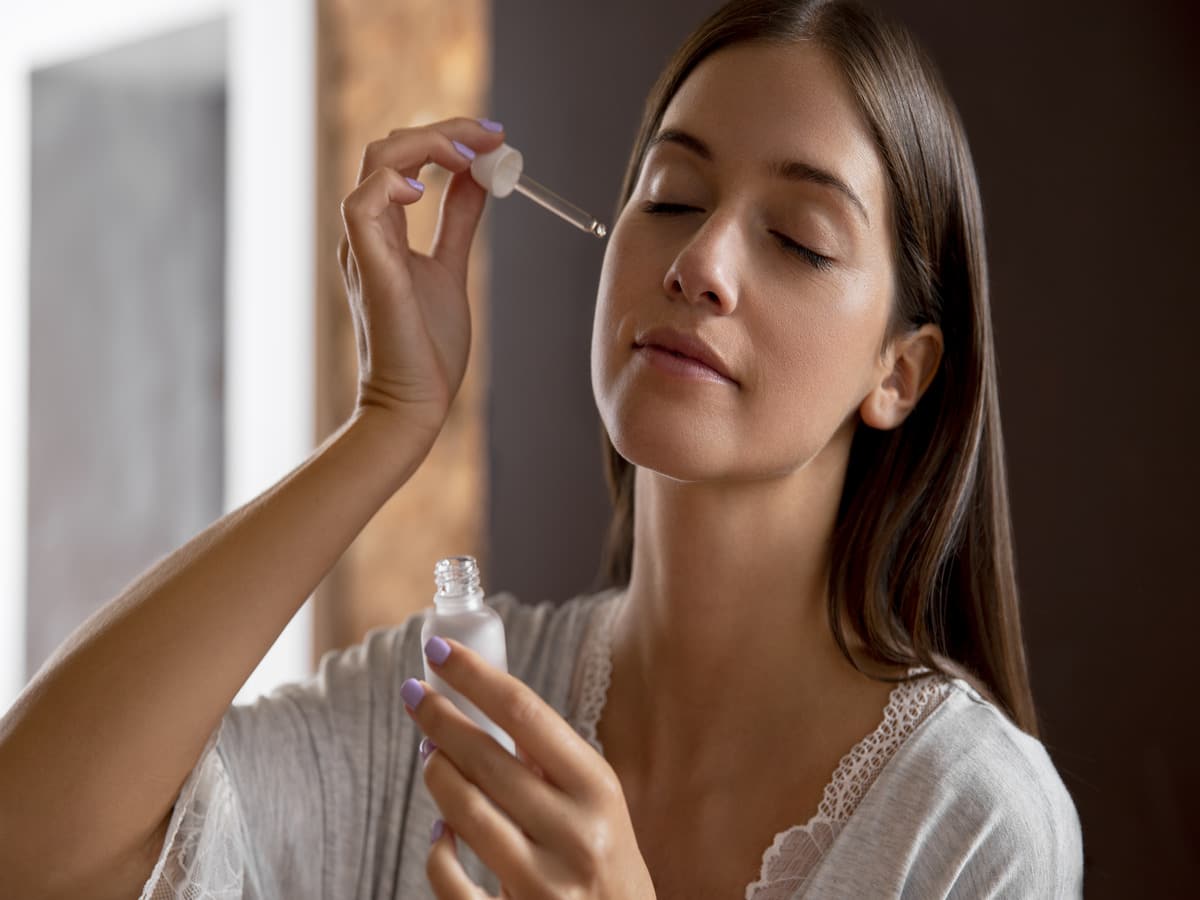 A Doctor Explains: How Does The Skin Benefit From Using Retinol? - Vimarsana News