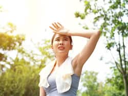 рдЖрдпреБрд░реНрд╡реЗрдж рдХреА рдЗрди 5 рдЬрдбрд╝реА-рдмреВрдЯрд┐рдпреЛрдВ рд╕реЗ рд╣реАрдЯ рд╕реНрдЯреНрд░реЛрдХ рдХрд╛ рдЦрддрд░рд╛ рд╣реЛрдЧрд╛ рдХрдо, рдЖрдпреБрд░реНрд╡реЗрджрд╛рдЪрд╛рд░реНрдп рд╕реЗ рдЬрд╛рдиреЗрдВ рдЗрд╕реНрддреЗрдорд╛рд▓ рдХрд╛ рддрд░реАрдХрд╛