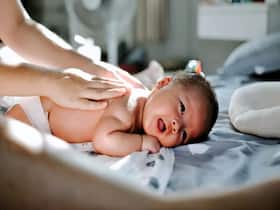 गर्मी में बच्चे की मालिश के लिए कौन सा तेल सबसे अच्छा है? जानिए जरूरी Do's and dont's गर्मी में बच्चे की मालिश के लिए कौन सा तेल सबसे अच्छा है? जानिए जरूरी Do's and dont's