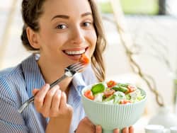 बहुत जल्दी-जल्दी खाते हैं खाना तो इन 5 स्वास्थ्य समस्याओं के शिकार हो सकते हैं आप