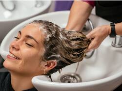 गाजर है बालों को लंबा और घना बनाने की गारंटी, घर पर ही मिल जाएगा सैलून जैसा ट्रीटमेंट