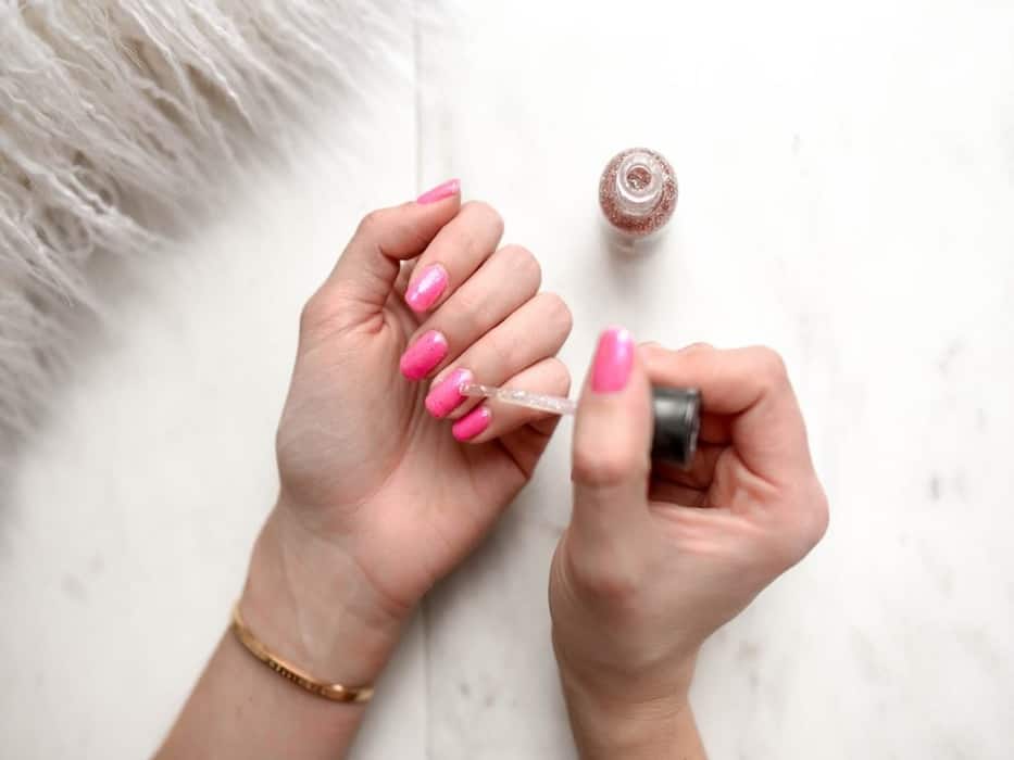 Manicure Side Effects: सुंदर नेल्स के लिए पार्लर में कराती हैं  मैनिक्योर, तो जान लें इसके 5 नुकसान