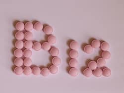 50 की उम्र में विटामिन बी12 को बना लें अपना दोस्त, कोलेस्ट्रॉल होगा कम, हार्ट रहेगा हेल्दी