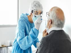 कोरोना के नए वेरिएंट FLiRT ने बढ़ाई लोगों की चिंता, जानें इसके लक्षण और बचाव के उपाय