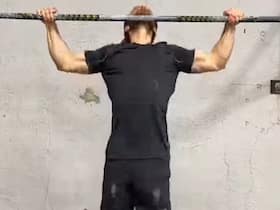 38-Year-Old Man Makes World Record For Doing 77 Pull-Ups In One Minute! 38-Year-Old Man Makes World Record For Doing 77 Pull-Ups In One Minute!