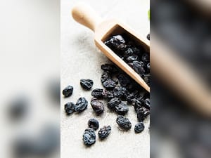 10 Amazing Health Benefits of Drinking Raisin Water On Empty Stomach