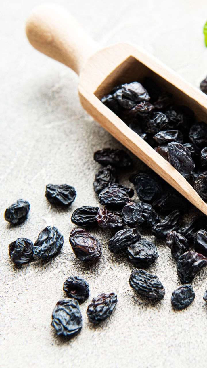 10 Amazing Health Benefits of Drinking Raisin Water On Empty Stomach