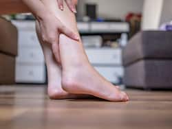 इन 6 विटामिन की कमी के कारण भी होता है पिंडली की मांसपेशियों में दर्द, जानिए उपाय