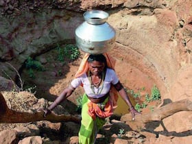 दिल्ली के बाद अब महाराष्ट्र में छाया जलसंकट का साया, गंदा पानी पीने पर मजबूत हो रहे लोग