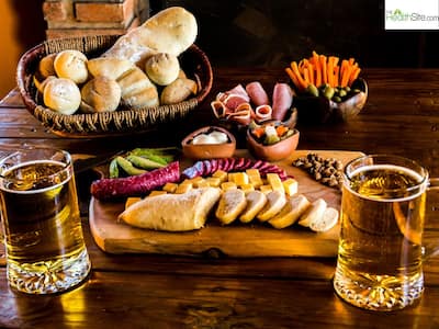 8 Healthy Foods To Eat With Alcohol To Minimise its Adverse Effects