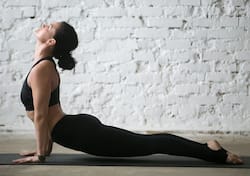 AC रूम में योगाभ्यास करना सही या गलत, जानिये इसके फायदे व नुकसान