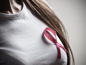 Breast cancer के ये लक्षण दिखायी देते हैं सबसे पहले, डॉक्टर ने बताया घर पर टेस्ट करने का तरीका